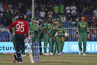 ரபாடா ஹாட்ரிக் வீண்: அரையிறுதிக்கு முன்னேறியது இங்கிலாந்து, ஆஸ்திரேலியா