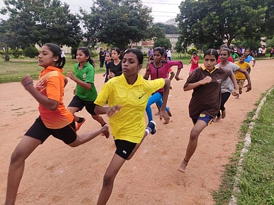 கிருஷ்ணகிரியில் மாவட்ட அளவிலான தடகள விளையாட்டுப் போட்டிகள் தொடக்கம்