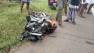 நிலக்கோட்டை அருகே கார் மீது பைக் மோதல்: இருவர் பலி