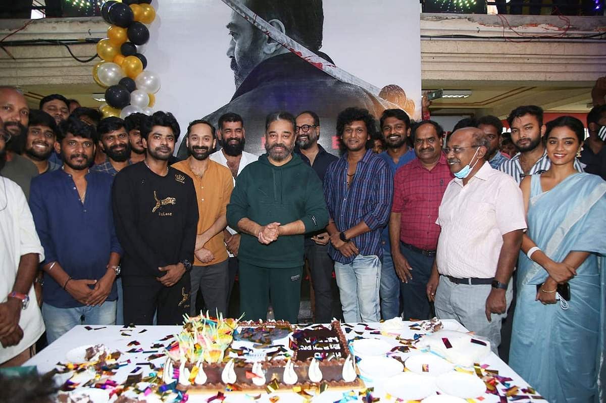 விக்ரம் படத்தில் இவர்களா? : வெளியான கமலின் பிறந்த நாள் விழா புகைப்படம்