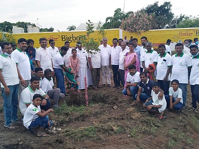 தேசிய நெடுஞ்சாலையில் 11 கி.மீ தூரத்துக்கு மரக்கன்றுகள் நடும் பணி