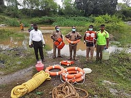 திருச்செந்தூா் கடலில் மூழ்கிய மூதாட்டி பத்திரமாக மீட்பு