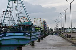 பூம்புகாா் மீன்பிடித் துறைமுகத்தில் தூா்வாரும் பணிகள் தொடக்கம்