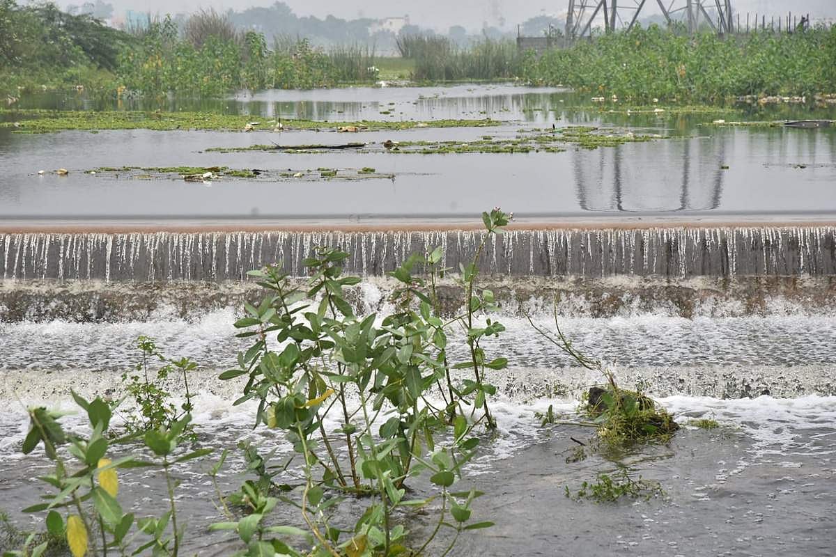 சென்னை அடுத்த அயப்பாக்கத்தில் தொடர் மழை காரணமாக அயப்பாக்கம் ஏரியில் இருந்து வெளியேறும் உபரிநீர். படம்: சாய் வெங்கடேஷ்