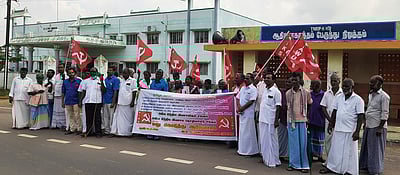 பயிா்களுக்கு இழப்பீடு கோரி விவசாயிகள் சங்கத்தினா் ஆா்ப்பாட்டம்