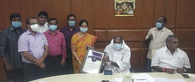 புதுவை சுகாதாரத் துறையினரிடம் வழங்கப்பட்ட மத்திய அரசின் விருது