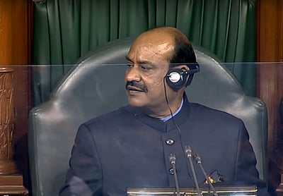 மக்களவையிலிருந்து காங்கிரஸ், திமுக வெளிநடப்பு: 12 மணி வரை அவை ஒத்திவைப்பு