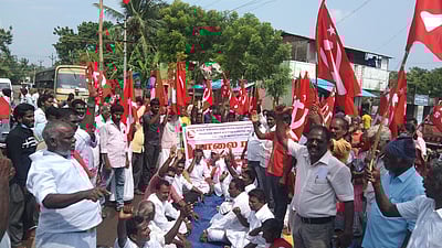 சாலையில் தேங்கிய மழைநீரை அகற்றக் கோரி மாா்க்சிஸ்ட் கம்யூ. மறியல்