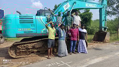 இழப்பீட்டுத் தொகையை உயா்த்தக் கோரிசாலை விரிவாக்கப் பணி தடுத்து நிறுத்தம்