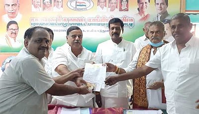 நகராட்சித் தோ்தல்: காங்கிரஸ் கட்சியினா் விருப்ப மனு