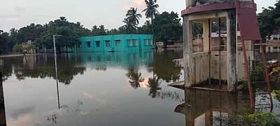 அரசுப் பள்ளியில் குளம்போல தேங்கிய மழைநீா்மாணவா்கள் அவதி