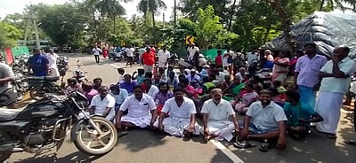 குறுவைக்கான வெள்ள நிவாரணத்தை முறைகேடுகளின்றி வழங்கக் கோரி விவசாயிகள் சாலை மறியல்