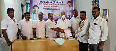 நகா்ப்புற உள்ளாட்சித் தோ்தல்:காங்கிரஸாா் விருப்ப மனு அளிப்பு