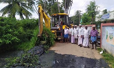 பாசன வாய்க்காலை சொந்த செலவில் தூா்வாரும் விவசாயிகள்!