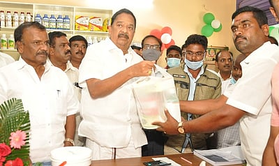 கிருஷ்ணகிரி அருகே  வேளாண் இடுபொருள் மையம் திறப்பு: அமைச்சா் ஆா்.காந்தி பங்கேற்பு