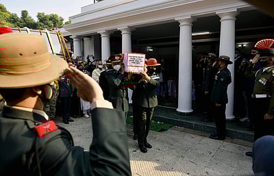 ஒரே மேடையில் விபின் ராவத், மதுலிகா உடல்கள் தகனம்