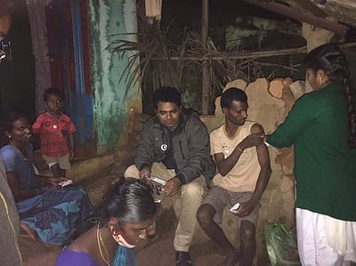 பச்சமலை 8 கிராம மக்களுக்கு இரவில் தடுப்பூசி செலுத்திய மருத்துவ பணியாளர்கள்
