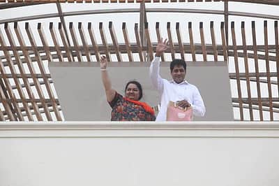 வேதா இல்லத்தின் சாவியை ஜெ.தீபா, ஜெ.தீபக்கிடம் ஒப்படைத்தார் சென்னை ஆட்சியர்