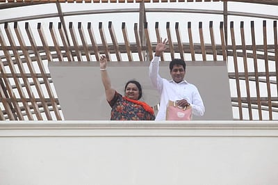 வேதா இல்லத்தின் சாவியை ஜெ.தீபா, ஜெ.தீபக்கிடம் ஒப்படைத்தார் சென்னை ஆட்சியர்