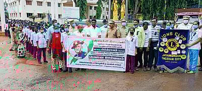 முப்படை தளபதி பிபின் ராவத், ராணுவ வீரா்களுக்கு அஞ்சலி