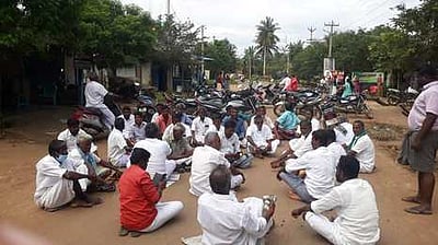 கோயில் கட்டுவதில் பிரச்னை: மக்கள் மறியல்