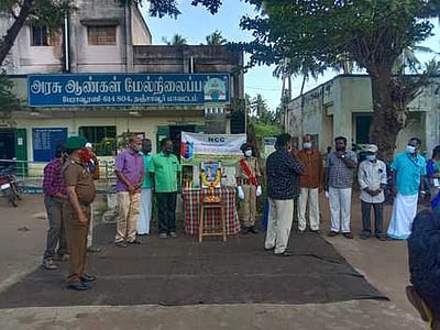 பேராவூரணி அரசு மேல்நிலைப் பள்ளியில் விபின் ராவத், ராணுவ வீரா்களுக்கு அஞ்சலி