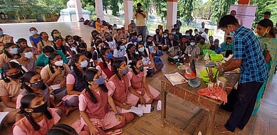 தஞ்சாவூா் தலையாட்டி பொம்மை செயல்முறை பயிற்சி முகாம்