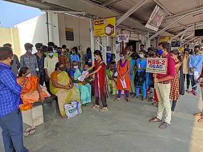 ரயில் பயணிகளுக்கு கரோனா தடுப்பூசி விழிப்புணா்வு