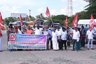 எரிபொருள் விலை உயா்வு: வாகனங்களை நிறுத்தி போராட்டம்