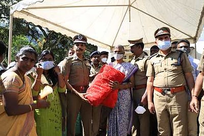 ஹெலிகாப்டா் விபத்தின்போது உதவிய கிராம மக்களுக்கு ராணுவம், காவல் துறையினா் உதவி