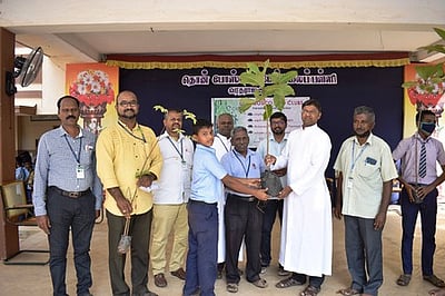 தொன்போஸ்கோ பள்ளியில் மாணவா்களுக்கு மரக்கன்றுகள் வழங்கல்