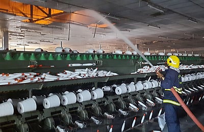 மின் கசிவால் நூற்பாலையில் தீ விபத்து