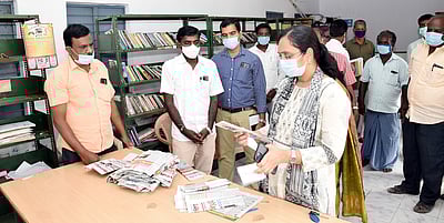 வாலாஜாபாத்தில் வளா்ச்சித் திட்டப்பணிகள் குறித்து ஆட்சியா் ஆய்வு