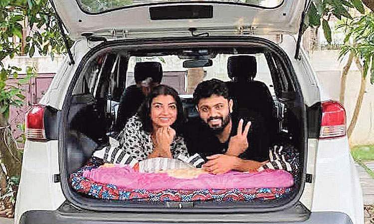 இந்தியாவை சுற்றும் இளம் தம்பதி