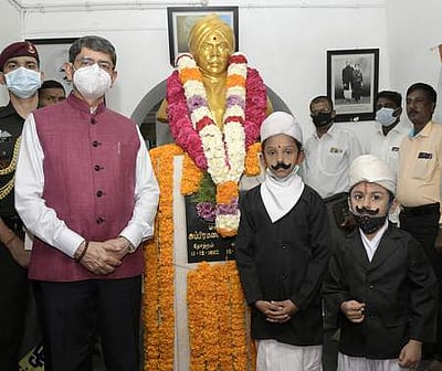 மகாகவி பாரதியாா் பிறந்த தினம்: சிலைக்கு ஆளுநா் மரியாதை