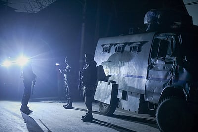 காஷ்மீரில் காவல் துறையினர் பேருந்து மீது பயங்கரவாதிகள் தாக்குதல்: இருவர் பலி, 12 பேர் காயம்