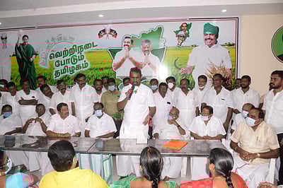 மக்களின் பிரச்னைகளுக்கு  முன்நிற்கும் இயக்கம் அதிமுக: முன்னாள் அமைச்சர் வேலுமணி