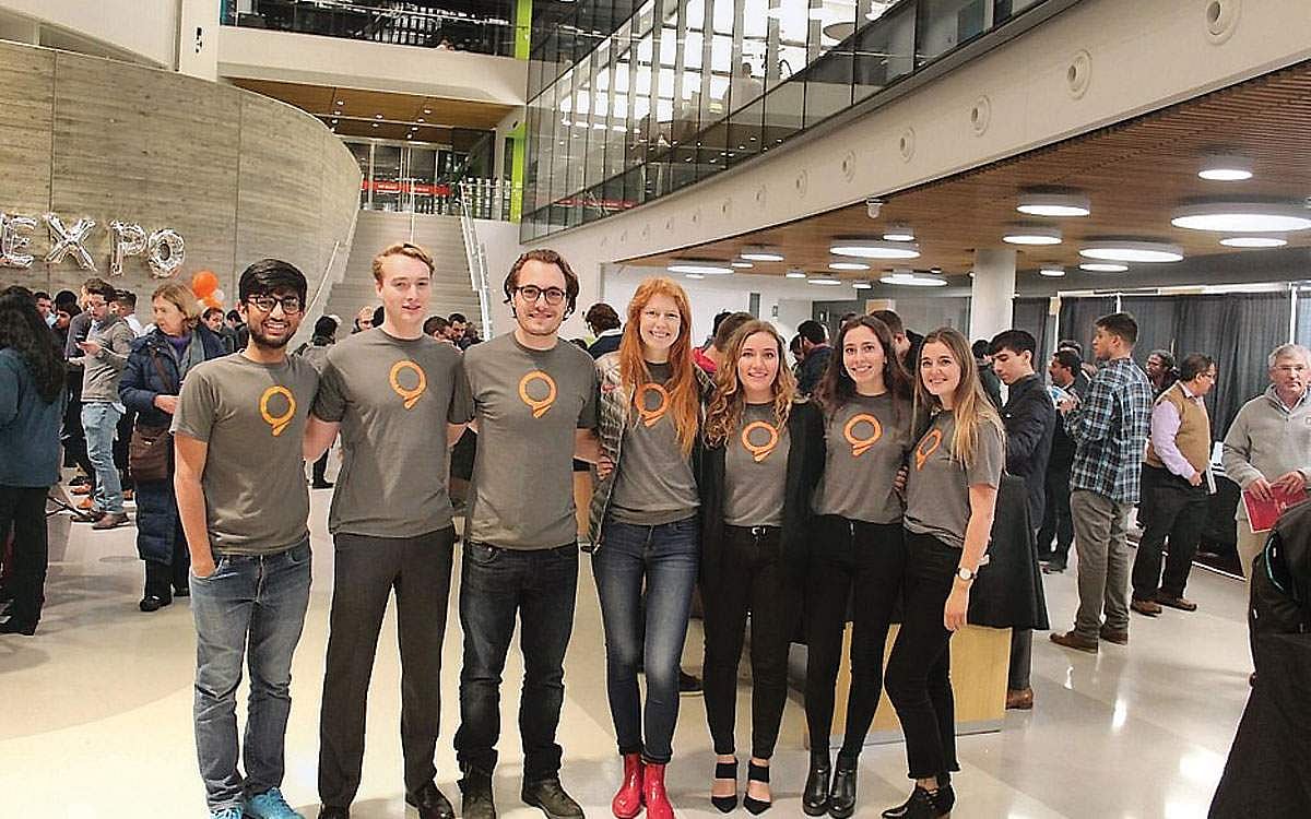 இளம் தொழில்முனைவோர்... புதிய வகை காலணி!