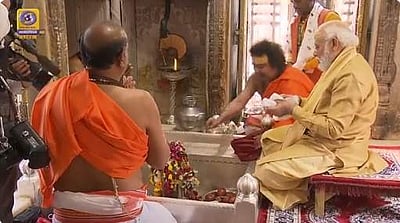 கங்கை நீருடன் காசி விஸ்வநாதர் கோயிலில் மோடி சிறப்பு பூஜை - விடியோ