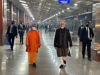 வாராணசி ரயில் நிலையத்துக்கு நள்ளிரவில் திடீர் வருகை தந்த பிரதமர் மோடி