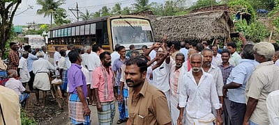 கிராம நிர்வாக அலுவலர் பணியிட மாற்றம்: ரத்து செய்யக் கோரி மக்கள் மறியல்