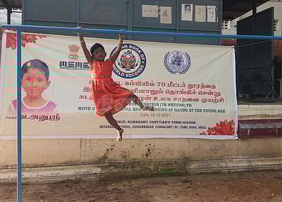 கிடைமட்ட கம்பியில் 87 வினாடிகளில் 70 மீட்டர் கடந்து பள்ளி சிறுமி சாதனை!