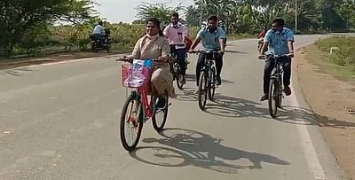 மாசற்ற அலுவலக வாரம்: சைக்கிளில் சென்று ஆய்வு செய்த சுகாதார துணை இயக்குநர்