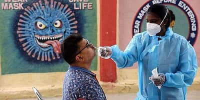 தெலங்கானாவில் இருவருக்கு ஒமைக்ரான்: குடும்பத்தினருக்கும் பாதிப்பா?