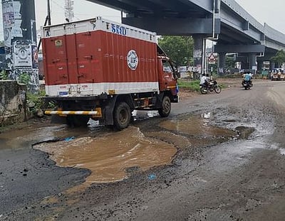 அக்கரைப்பேட்டை சாலையில் அதிகரிக்கும் பள்ளங்கள்