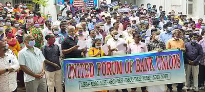 வங்கி ஊழியா்கள் வேலைநிறுத்தம்: புதுவையில் ரூ.500 கோடி பணப் பரிவா்த்தனைகள் பாதிப்பு