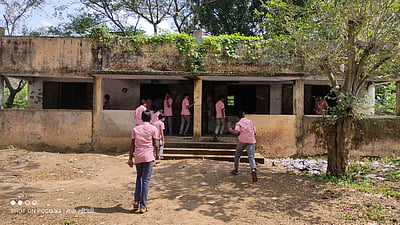 பழுதடைந்த கட்டடம்; அச்சத்தில் மாணவா்கள்! வைத்திஸ்வரன்கோவில் பள்ளியின் பரிதாப நிலை