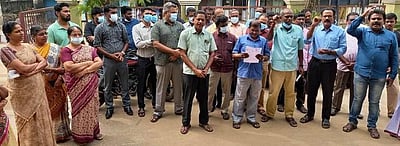 வங்கி ஊழியா்கள் வேலைநிறுத்தத்தை ஆதரித்து ஆா்ப்பாட்டம்