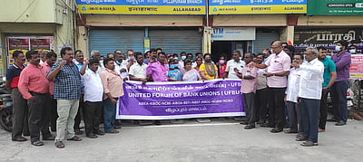 வங்கி ஊழியா்கள் வேலைநிறுத்தம்: பணப் பரிவா்த்தனை பாதிப்பு