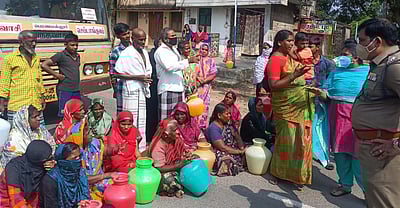 குழாய் உடைப்பைச் சீரமைக்கக் கோரி சாலை மறியல்